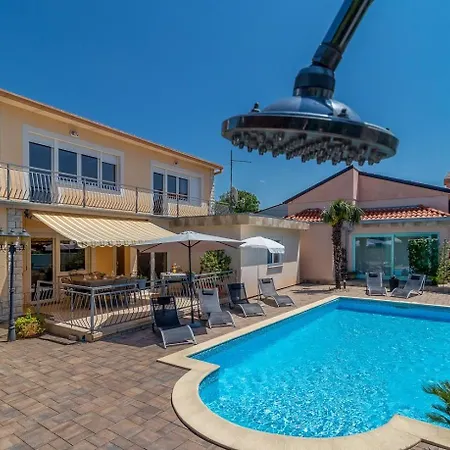 Mary 1425 וילה יאדראנובו