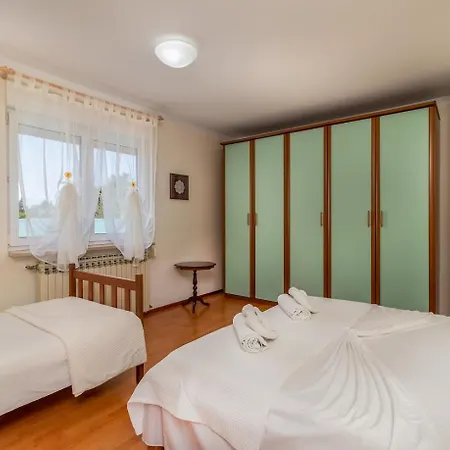 וילה Mary 1425 יאדראנובו